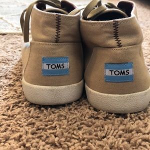 Toms high top men’s size 8 fits on women’s size 9!